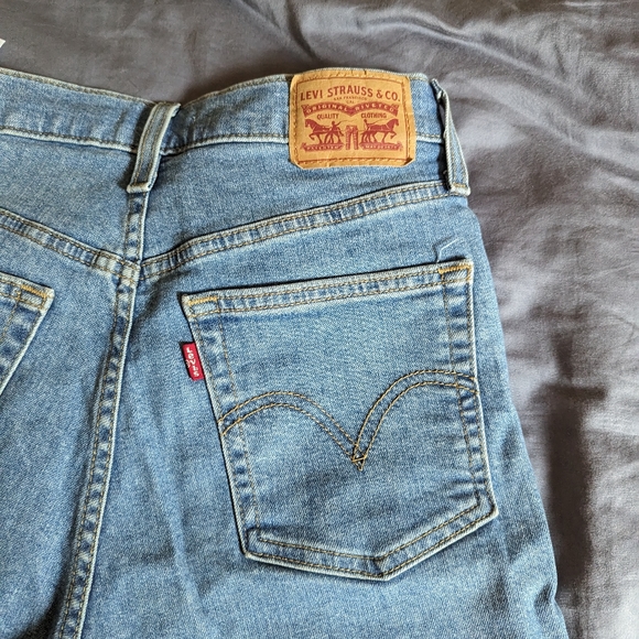 Levi's High Waist Taper Mom Jeans - Picture 6 of 8